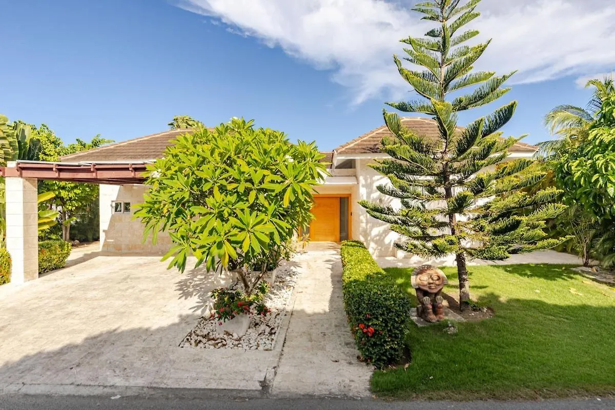 Private Punta Cana Villa With Pool & Golf View 도미니카 공화국